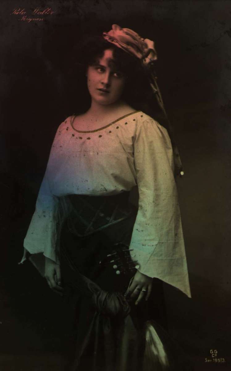Postkort. Portrett av kvinne i studio. Stemplet 21.02.1906.