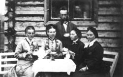 Gruppe, foran laftet husvegg, Kviteseid. 4 kvinner og mann d