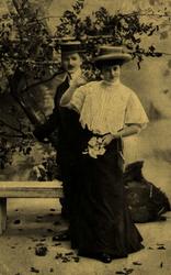 Postkort. Jule- og nyttårshilsen. Fotografisk motiv. Svart/h