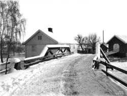 Ingeberg, Vang, Hamar, Hedmark 1917. Vei over bru, mot gårds