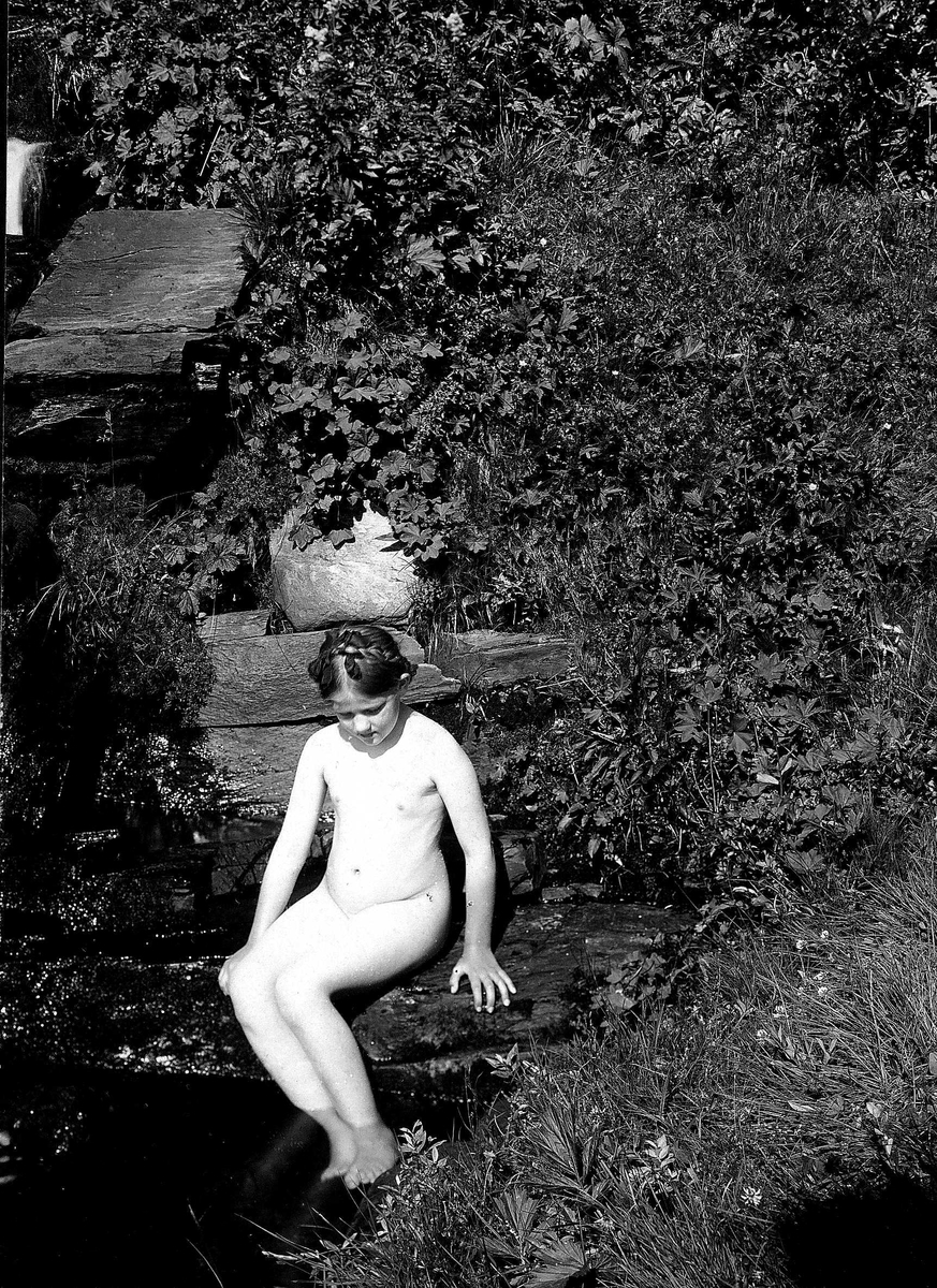 Hage, naken pike med føtter i vann, ukjent sted.
Serie tatt av Robert Collett (1842-1913), amatørfotograf og professor i zoologi. 
