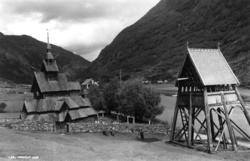 Borgund stavkirke, Lærdal 1934. Omgitt av steingjerde. Jordb