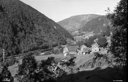 Kvilekvaal, gnr. 38, Evanger, Voss. 1939. Utsikt mot gårdsan