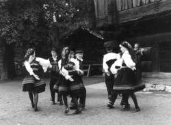 Norsk folkemuseums ungdomsleikarring opptrer, i anledning av