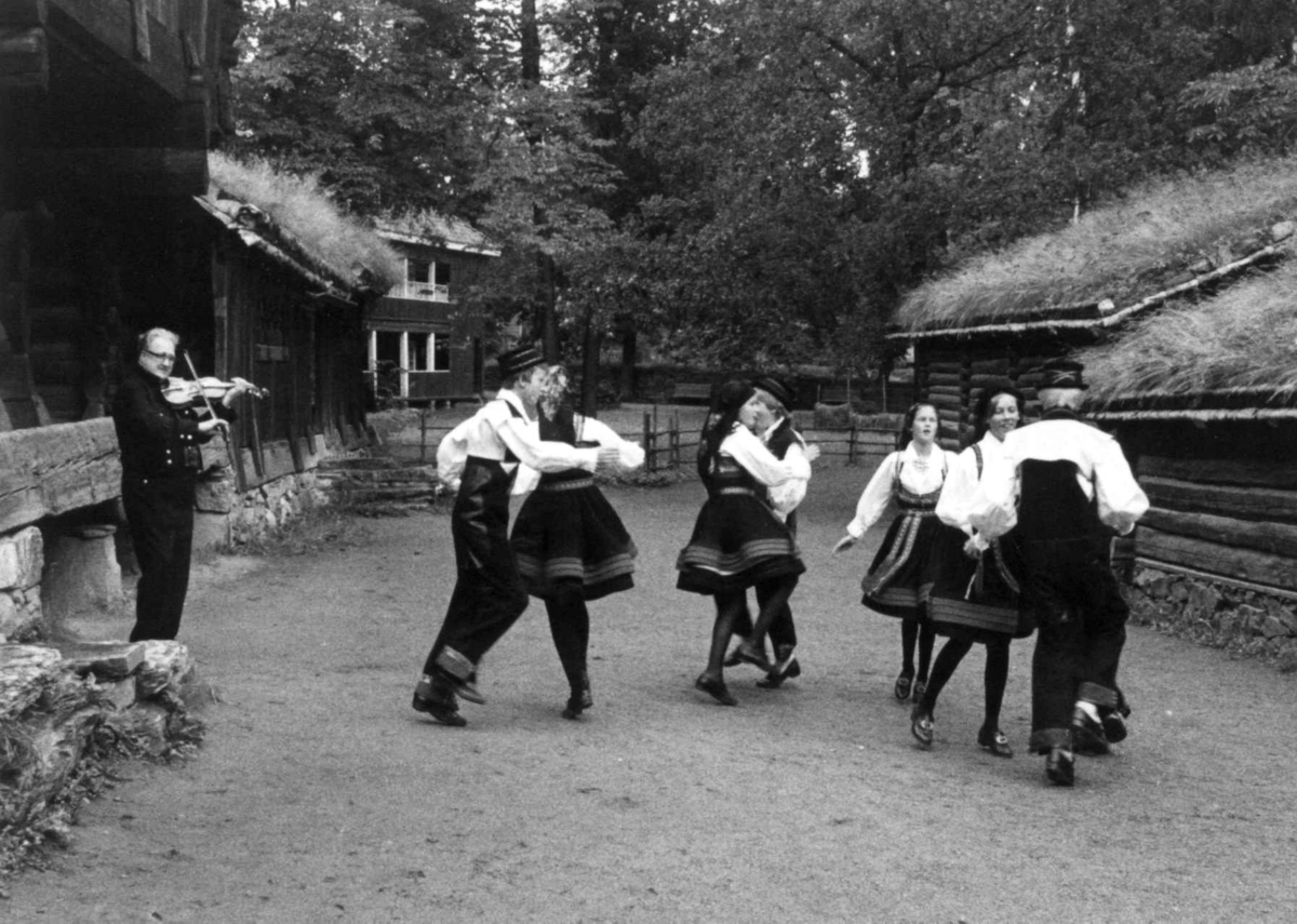 Norsk folkemuseums ungdomsleikarring opptrer, i anledning av Norsk folkemuseums barne- og ungdomsleikarings 25 års jubileumsforestilling, september 1978. Setesdalstunet.