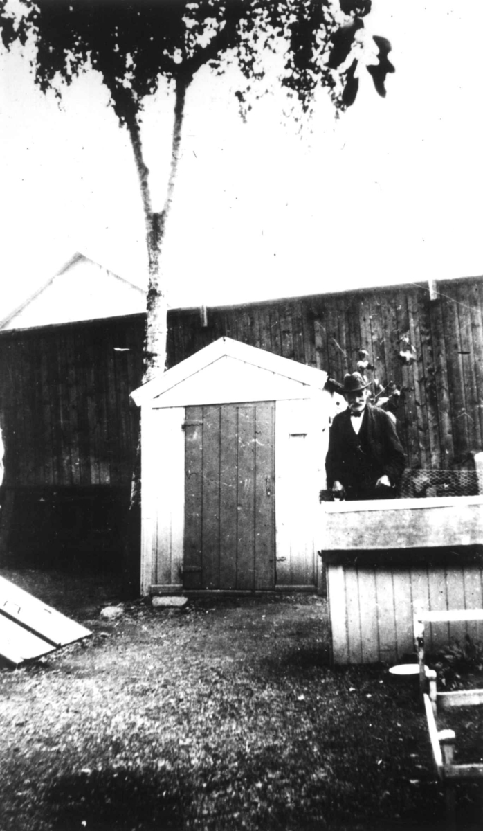 Mann foran inngangsparti, dør eller port? Ant. Oslo.
Fra boliginspektør Nanna Brochs boligundersøkelser i Oslo 1920-årene.