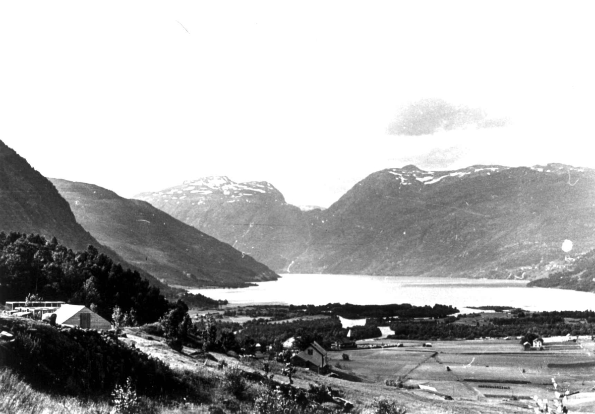 Oversiktsbild fra Røldal med stavkirke og bebyggelse, Hordaland 1939 ...