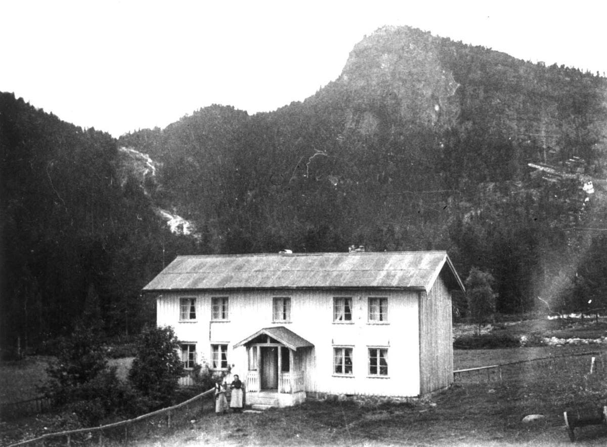 Landskap med bolig,to personer utenfor huset, Dale i Tovdal 1936.