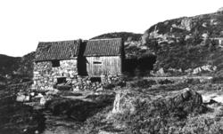 Gammelt kvernhus ved vegen fra Åmdal til Tveit. Lista, Farsu