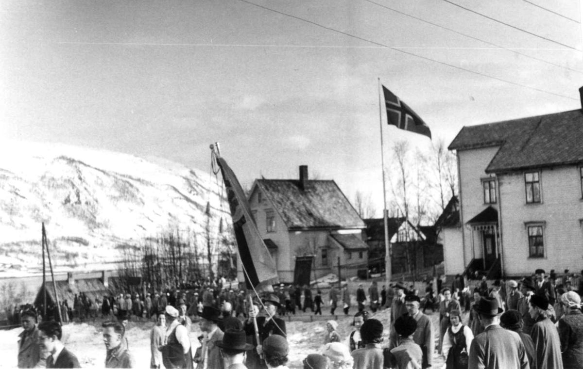 17. mai feiring. En samling mennesker ved bebyggelse i Tromsø, Troms antagelig 1940-årene.