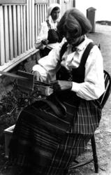 St. Hans 1986. Gunhild Lauritzen, Bærum, vever på grind i St