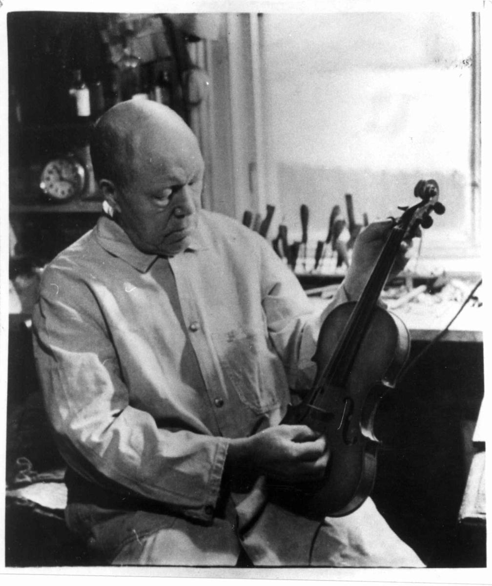 Fiolinmaker Gunnar M. A. Røstad (1874-1947), med verksted i Brugata 6, Oslo.