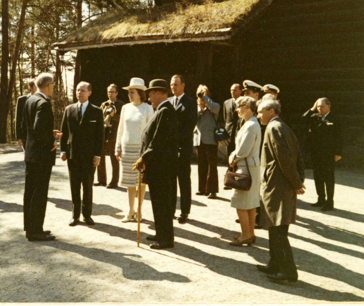 Islands president besøker NF 4/5 1971. Direktør Reidar Kjellberg orienterer foran Hovestua.