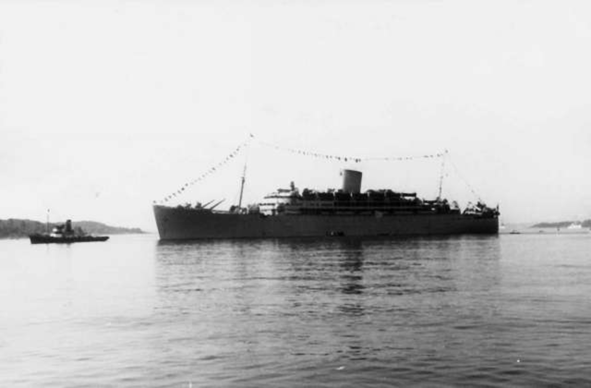 Fra Oslo under fredsdagene i 1945.
Skipet Andes anløper Oslo Havn, den 31.mai, med deler av den norske regjering.
