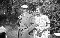 Dordi Arentz og hennes svigerfar Eivind Arentz i en hage. 19