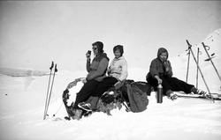 Vintermotiv.  Dordi Arentz på skitur med døtrene Guri og
Si