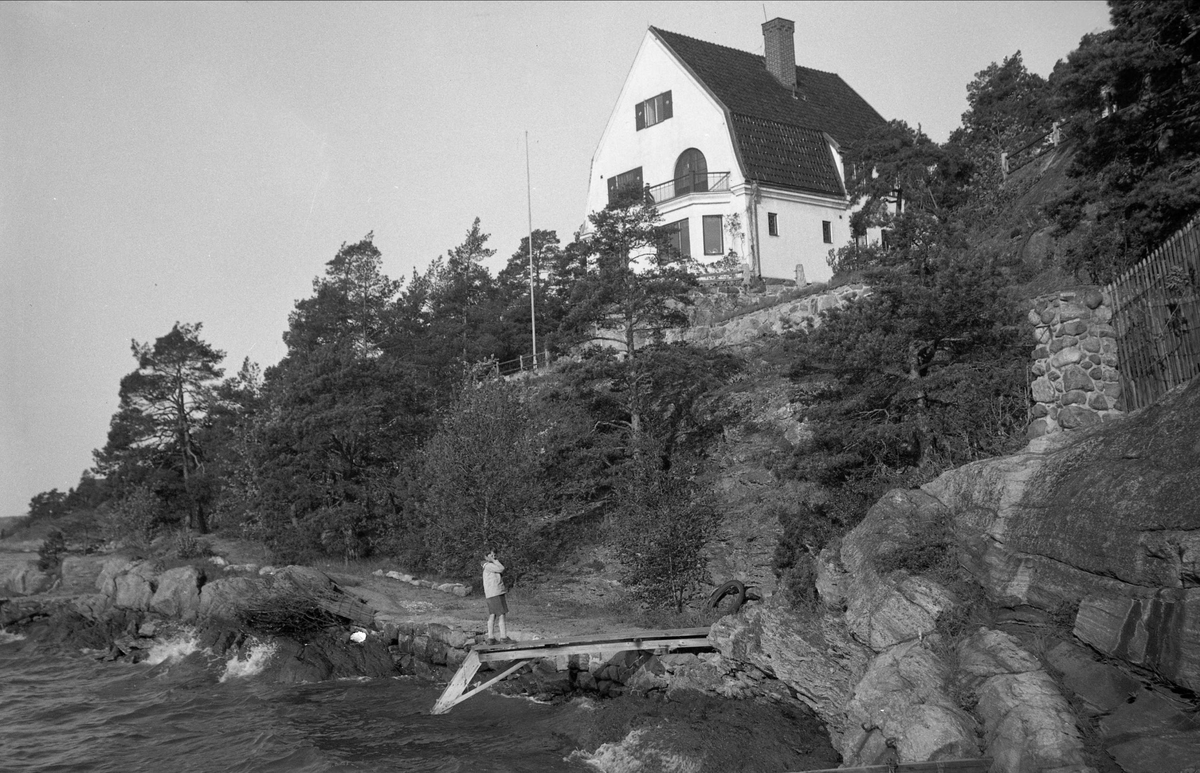 Villa "Solsidan" i Saltsjøbaden, Sverige.  Eier familien Pyk.  Villaen ligger ved sjøen. Et barn står på brygga.