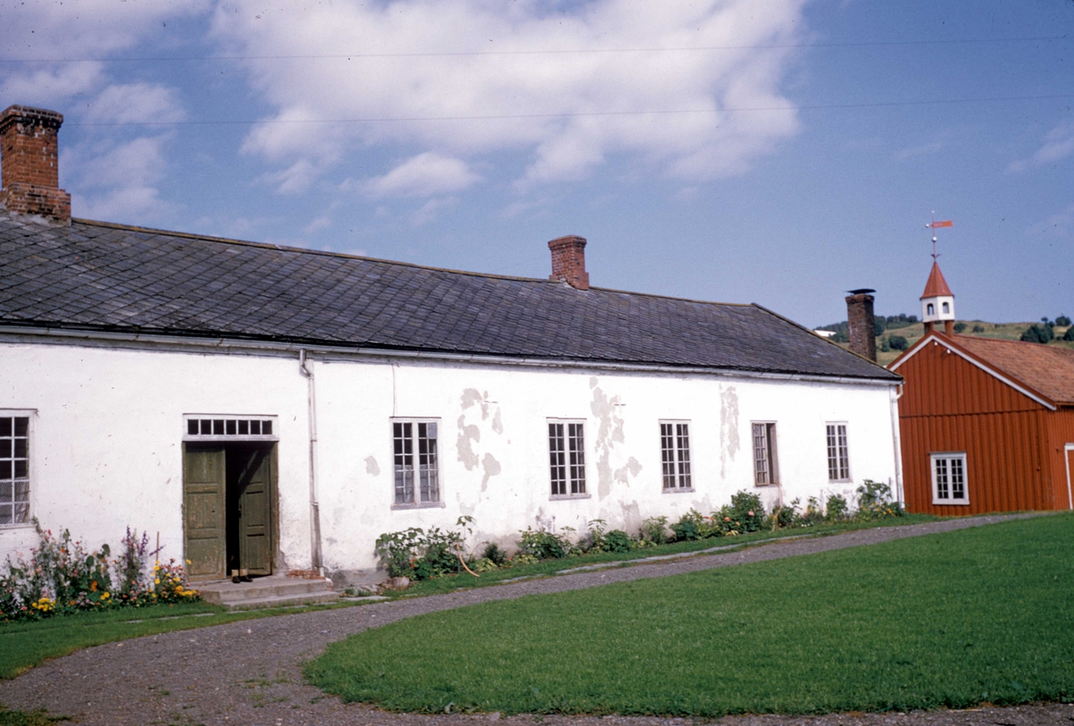 Sundnes gård i Nord-Trøndelag.To av bygningene.