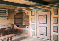 Interiør fra Vest-Agder museet. Skap, senger, benker og bord