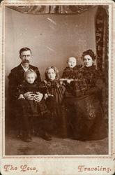 Familieportrett av norsk-amerikanere. Mor, far og tre små ba