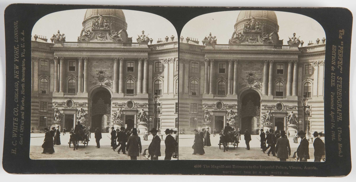 Stereoskopi. Mennesker foran inngangen til det kongelige palass, Wien, Østerrike.