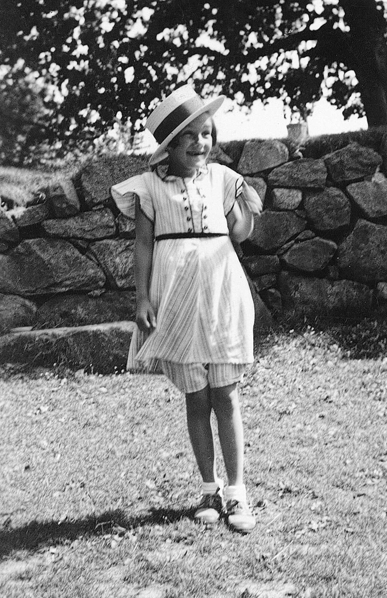 Inger Fougli på ferie på Lia gård på Tromøy, Arendal, Aust-Agder i 1935. Pappa Karls hatt på hodet.
