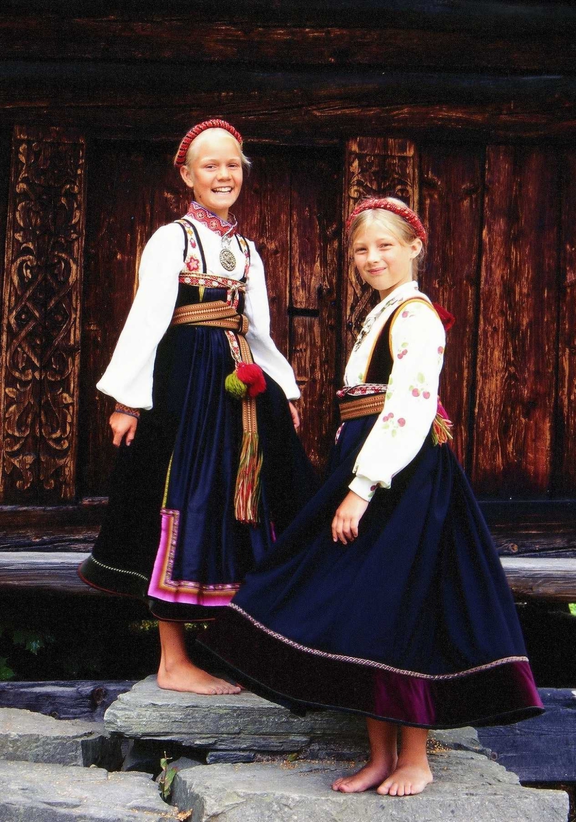 Jenter i Telemarksbunad, foran Loft fra Rofshus