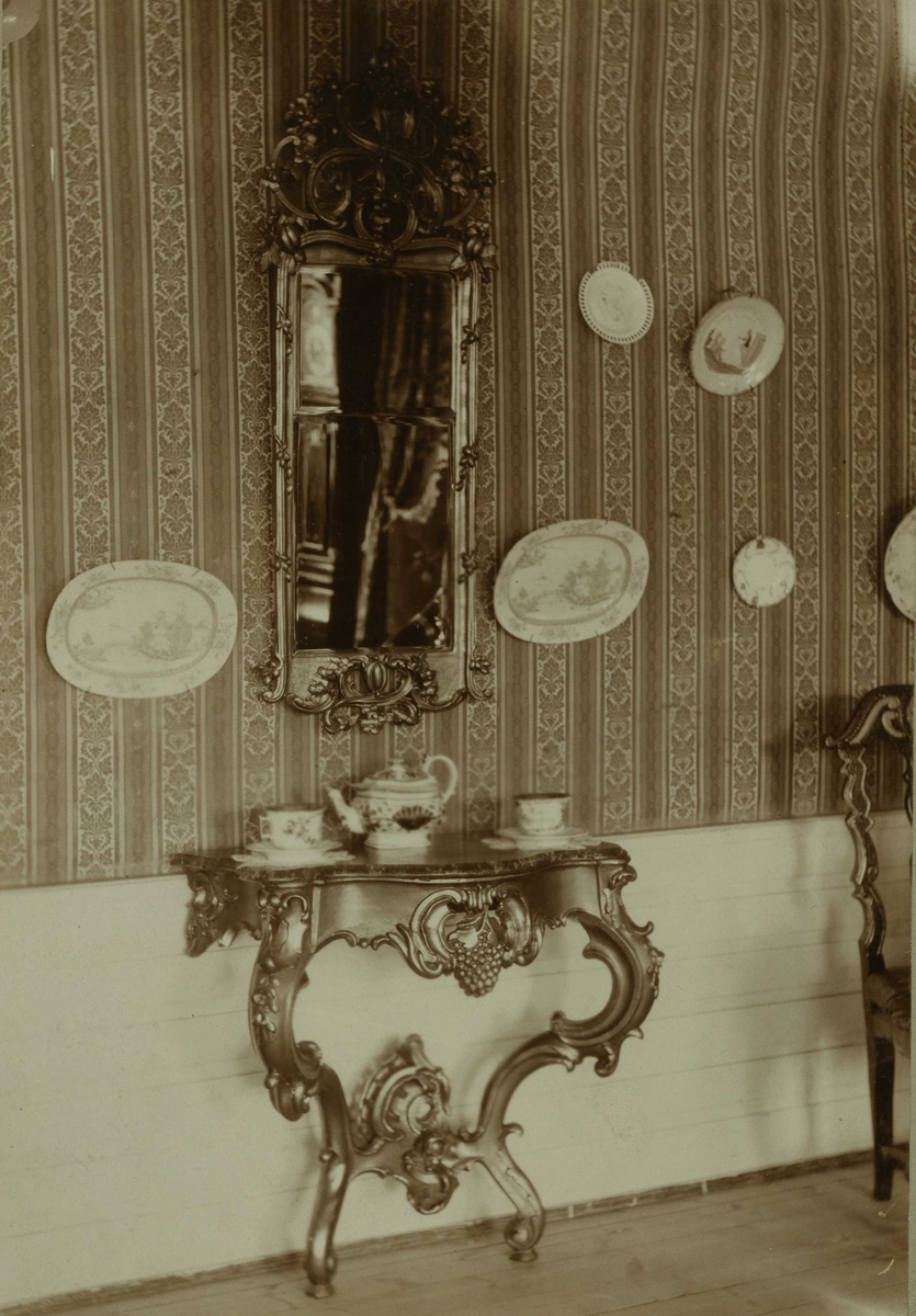 Interiør, Viktoria Hotel,  Kongsberg, Buskerud. Speilramme og konsollbord. Fotografert 1908.