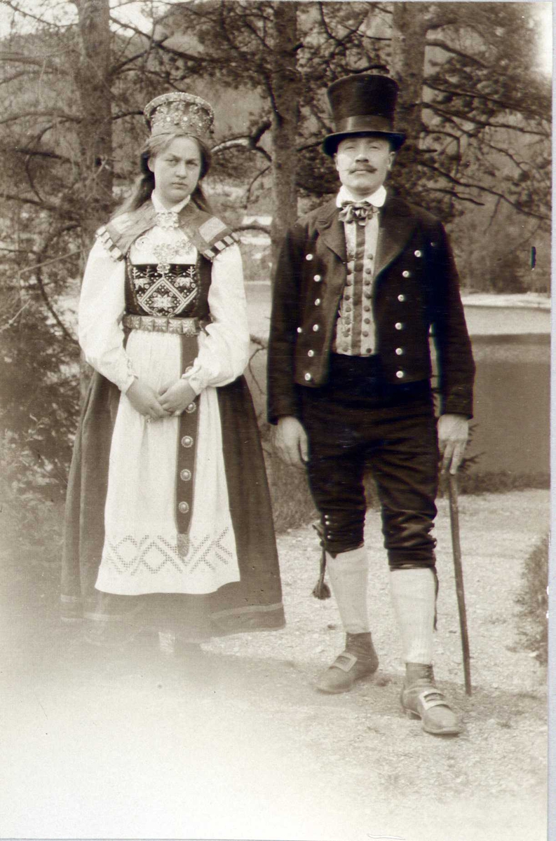Brudepar, Valdres, Oppland. Fotograf 1910.
