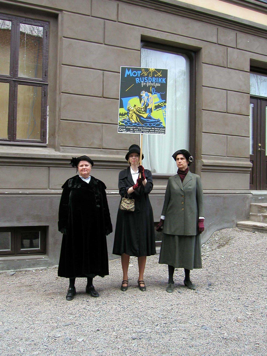 "Bøller og Besteborgere". Vandreteater på Norsk Folkemuseum. 2003.