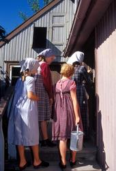 Levendegjøring på museum.Ferieskolen 2003.
Tre jenter og d