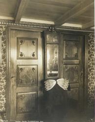 Interiør med dørdekorasjoner fra 1803, Sogndal Gamle Lensman