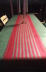 Husflidutsalg med langbord med stripete løper.  Illustrasjon