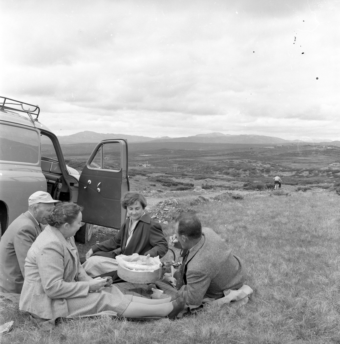 To kvinner og to menn spiser niste i høyfjellet ved Peer Gyntveien i Oppland. Fotografert juli 1956.