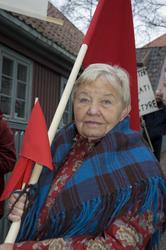 1.mai 2006 på Norsk Folkemuseum. Demonstrant med røde flagg 