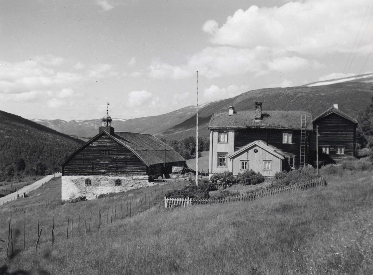Gårdstun, Gravaune, Lønset, Oppdal, Sør-Trøndelag. Fotografert 1938.