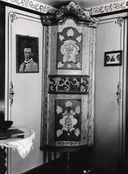 Hjørneskap, Forbregd, Drivdal, Oppdal, Sør-Trøndelag. Skåret