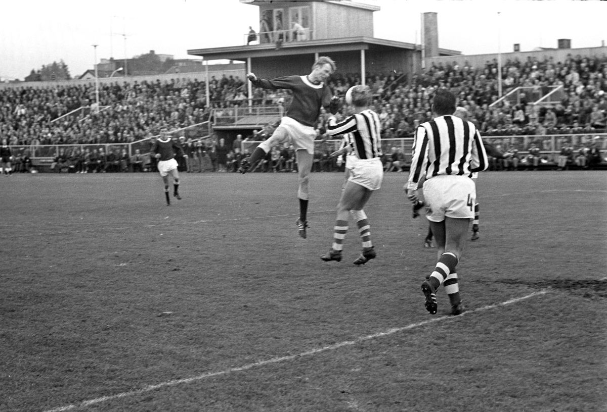 Serie. Fotballkamp mellom Sarpsborg og Frigg. Fotografert 24. sept. 1968.