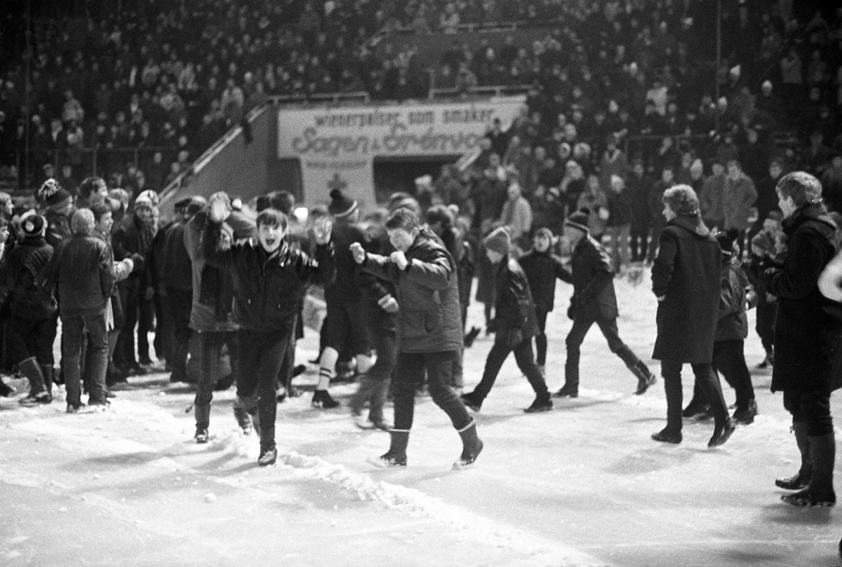 Serie. Skøyteløpere og publikum på Bislett stadion, Oslo. Fotografert februar1969. 