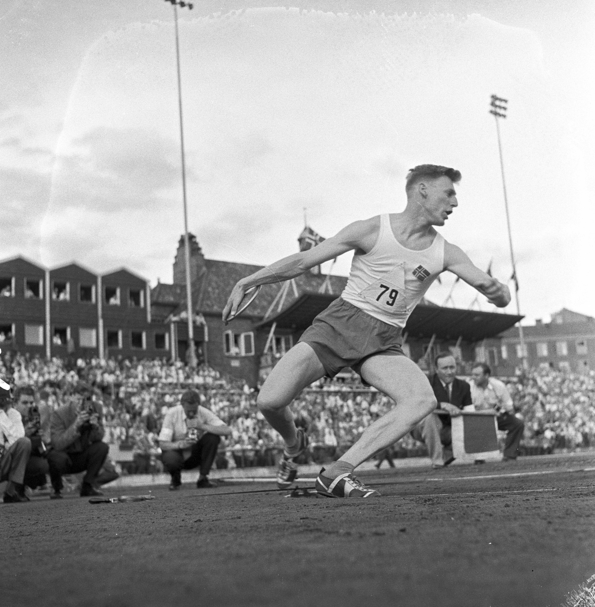 Serie. Landskamp i friidrett mellom Norge og Sverige på Bislett, Oslo. Fotografert 1956.