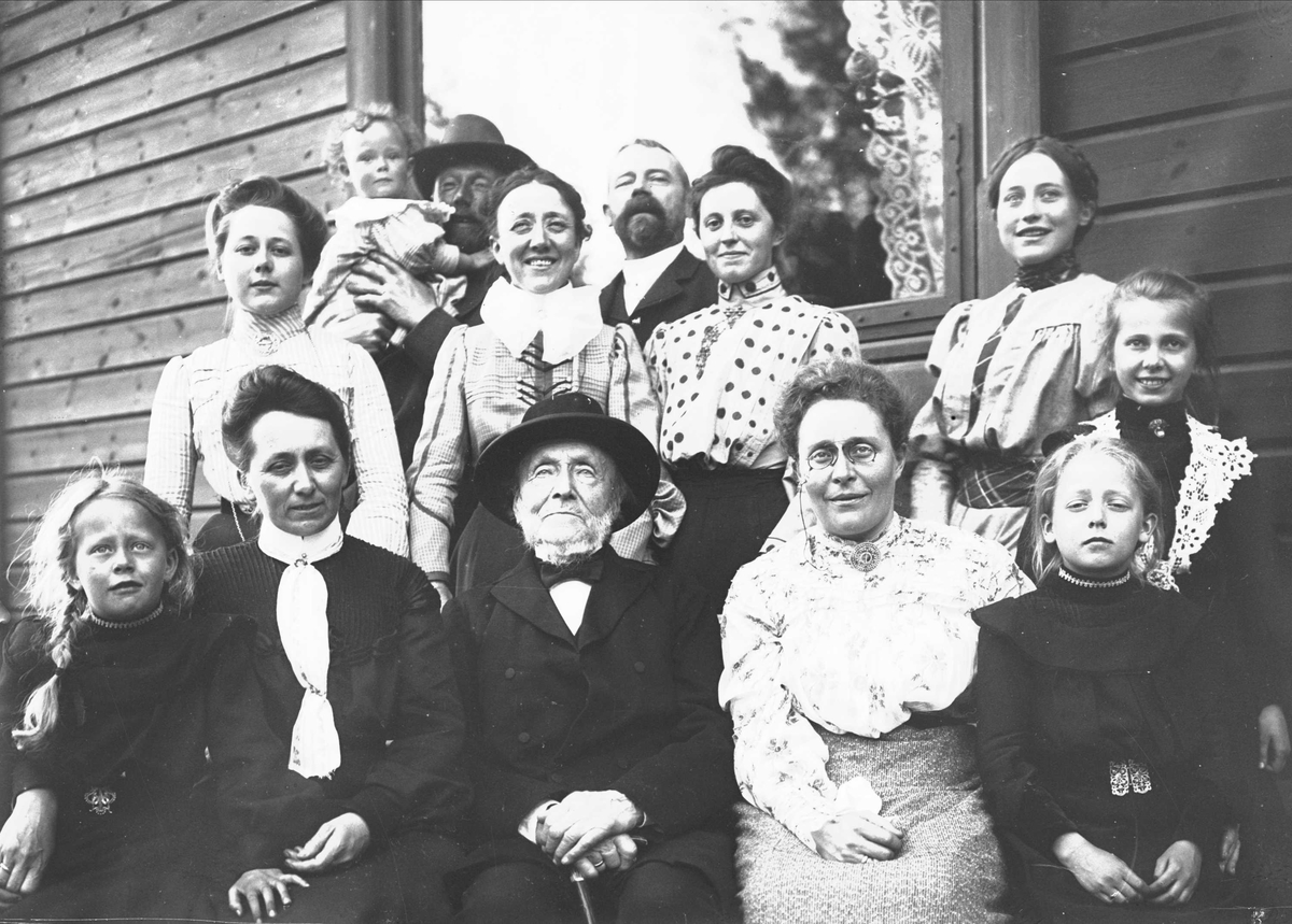 Serie bilder, noe fra Drøbak, Frogn, Akershus. Muligens noe fra Valdres. Familieliv, antagelig  familiene Hansen, Lund og Samuelson ca 1900-1905.