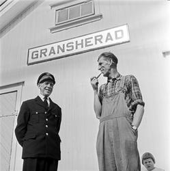 To menn på Gransherad stasjon, Notodden, Telemark. TV-report