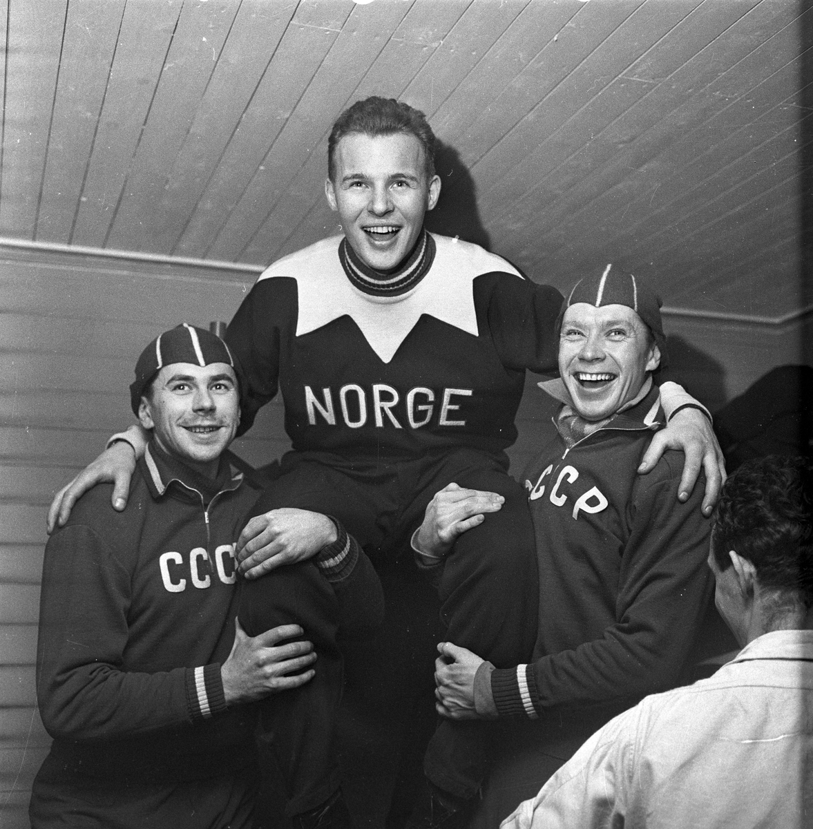 VM på skøyter i Østersund, Knut Johannesen (Kupper'n) her mellom to av konkurrentene, 18. februar 1957.
