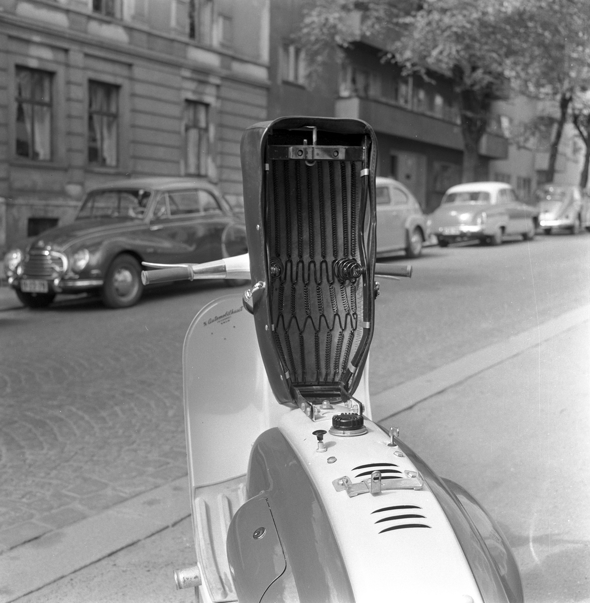 Serie. Presentasjon av "ISO" scooter, blant annet fotografert i Vigelandsparken og på Frognerstranda i Oslo. Fotografert 1959.