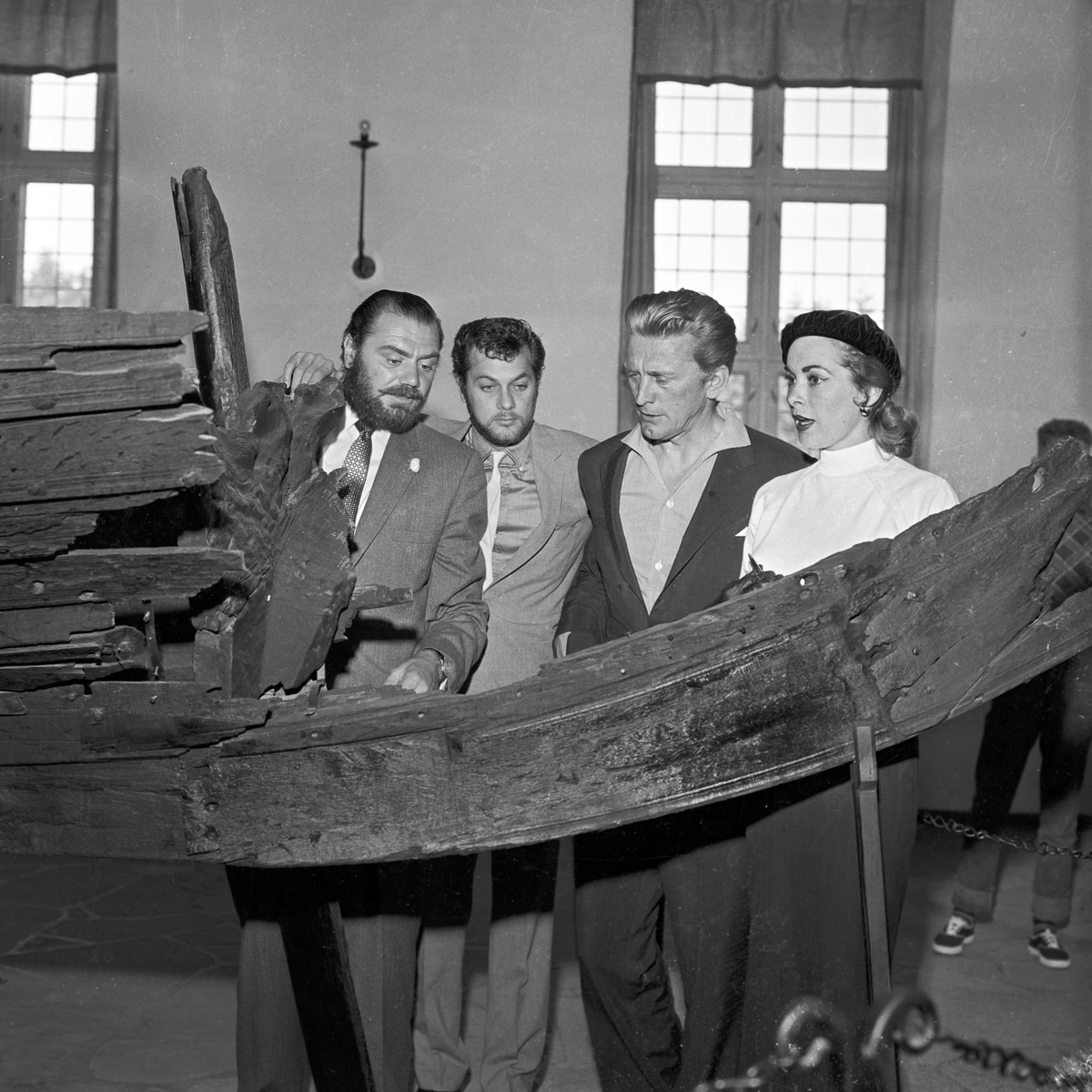 Serie. Skuespillere fra filmen "The Vikings" på museumsbesøk. Fra venstre Ernest Borgnine, Tony Curtis, Kirk Douglas og Janet Leigh. Fotografert mai 1957.

