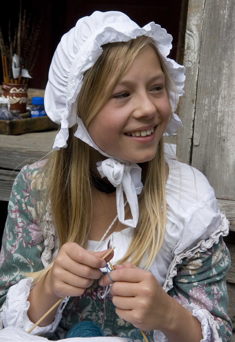 Levendegjøring på museum.
Jente som strikker. Ferieskolen uke 29, 2008.