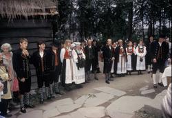 Gjester venter på brudeparet i Hordalandstunet.