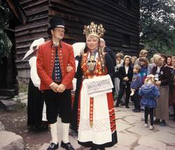 Brudgommen har hentet sin brud i Bualoftet NF082, Hordalands