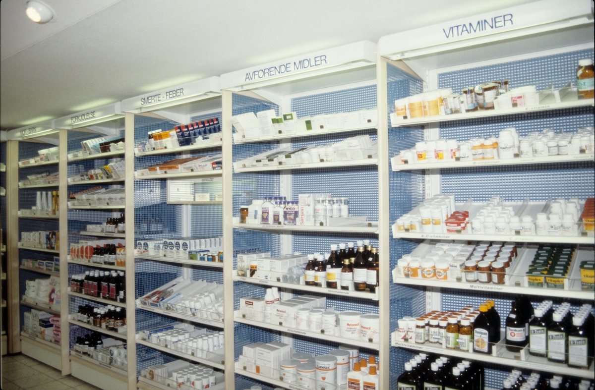 Selvvalgsreoler med produkter på Bekkestua apotek i Bærum.