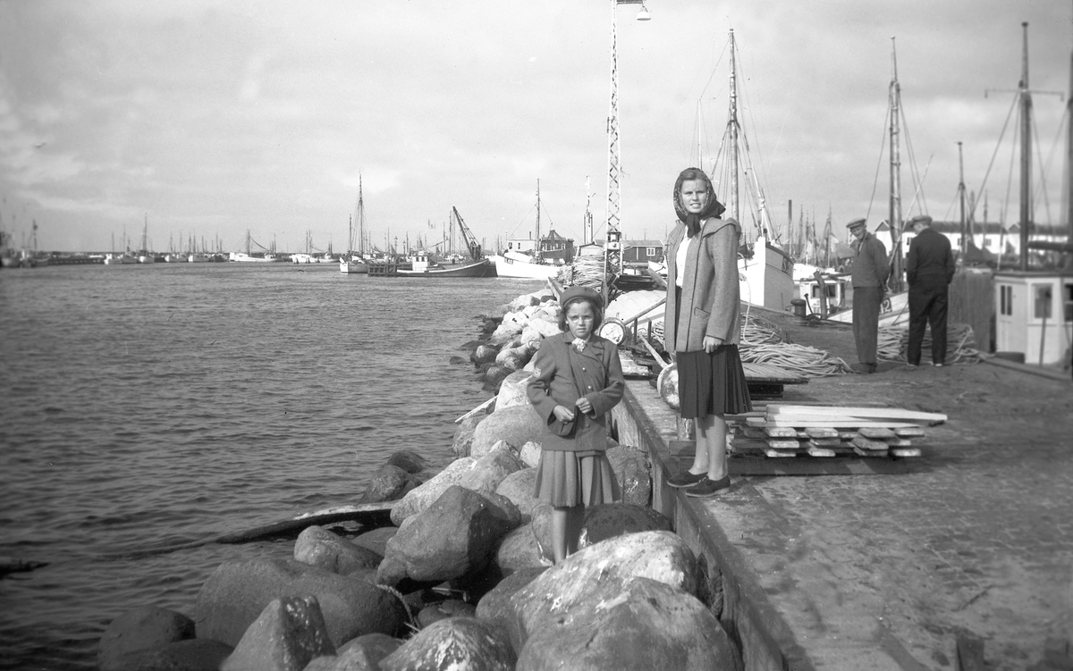 Kari og Siri Arentz på kaien i havnen i Skagen, Danmark. Bildet er tatt under en biltur i Danmark og Sverige våren 1948.
